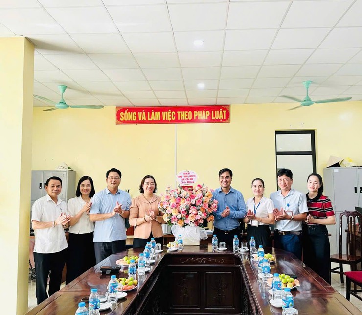 Các đồng chí lãnh đạo Đảng ủy - HĐND - UBND xã Cổ Đô  tặng hoa chúc mừng nhân kỷ niệm 80 năm ngày truyền thống các ngành khối cơ quan nhà nước (28.8.1945 – 28.8.2025).- Ảnh 1.