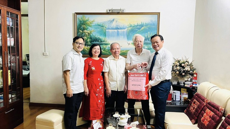 Phường Hồng Hà: Tặng quà các gia đình chính sách- Ảnh 1.
