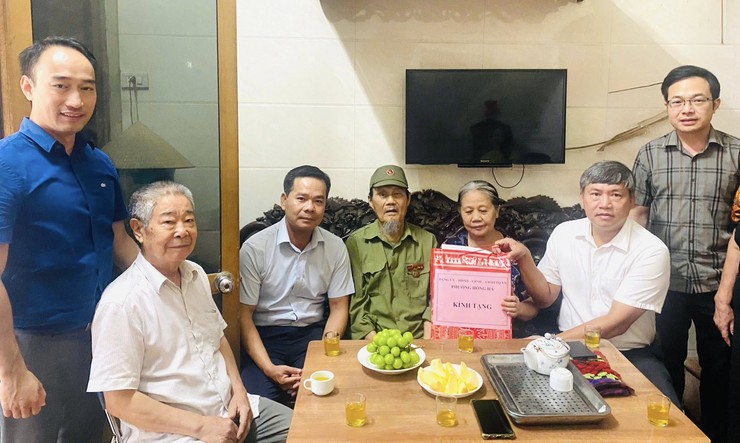 Phường Hồng Hà: Tặng quà các gia đình chính sách- Ảnh 11.