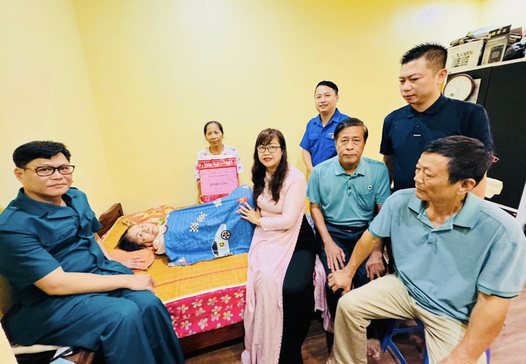 Phường Hồng Hà: Tặng quà các gia đình chính sách- Ảnh 13.