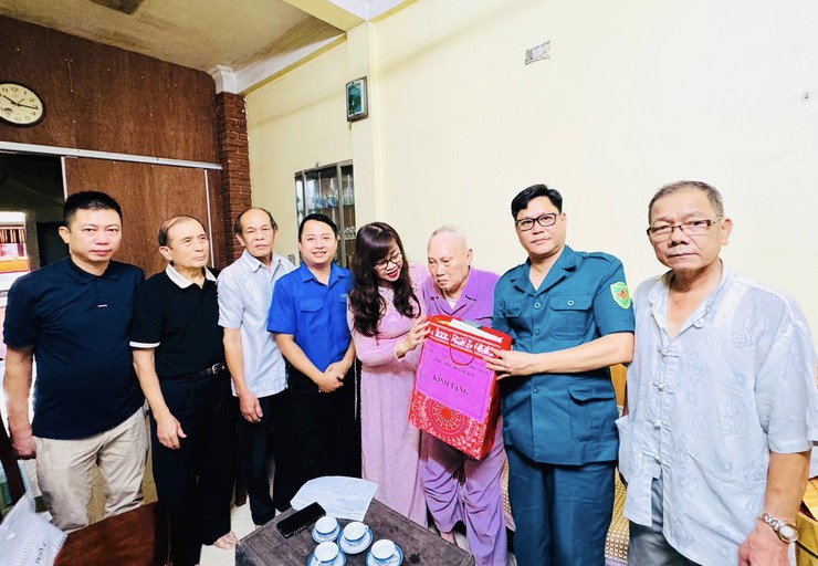 Phường Hồng Hà: Tặng quà các gia đình chính sách- Ảnh 14.