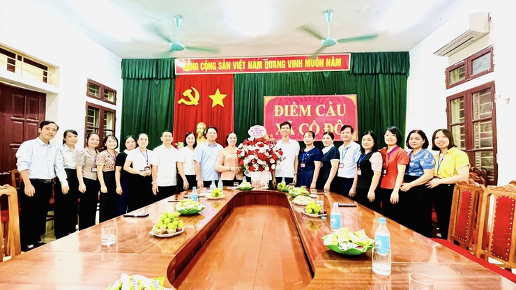 Các đồng chí lãnh đạo Đảng ủy - HĐND - UBND xã Cổ Đô  tặng hoa chúc mừng nhân kỷ niệm 80 năm ngày truyền thống các ngành khối cơ quan nhà nước (28.8.1945 – 28.8.2025).- Ảnh 2.