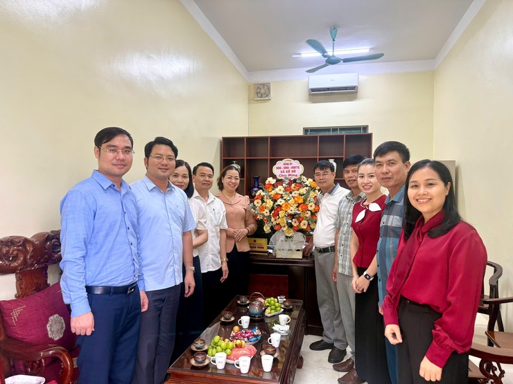 Các đồng chí lãnh đạo Đảng ủy - HĐND - UBND xã Cổ Đô  tặng hoa chúc mừng nhân kỷ niệm 80 năm ngày truyền thống các ngành khối cơ quan nhà nước (28.8.1945 – 28.8.2025).- Ảnh 3.