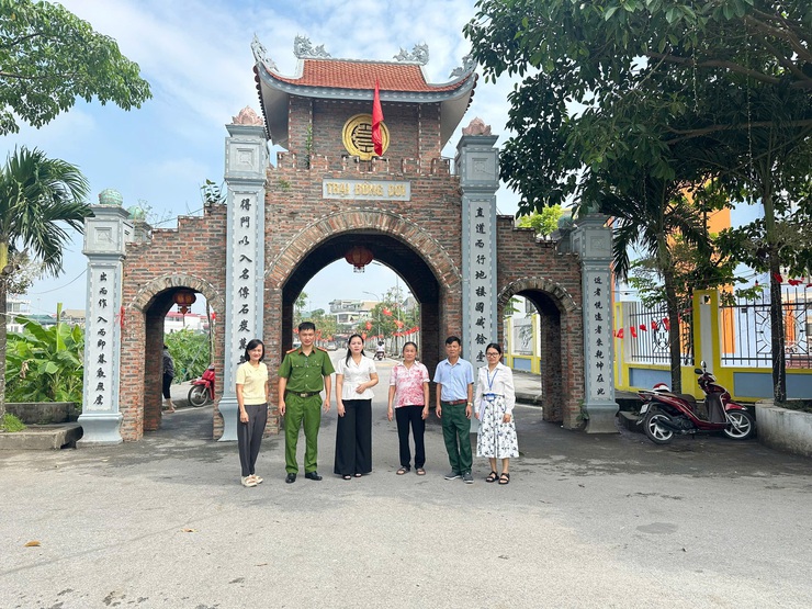 Chấm thi cuộc thi "Giữ gìn thôn sáng, xanh, sạch, đẹp, an toàn" tháng 8 trên địa bàn xã Quốc Oai- Ảnh 8.