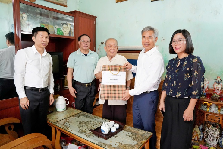 PHƯỜNG SƠN TÂY TỔ CHỨC THĂM, TẶNG QUÀ CÁC GIA ĐÌNH CHÍNH SÁCH, NGƯỜI CÓ CÔNG NHÂN KỶ NIỆM 80 NĂM QUỐC KHÁNH 2/9- Ảnh 1.