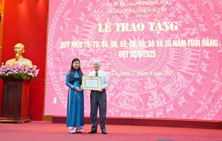 Sơn Tây: 123 đảng viên được trao tặng, truy tặng Huy hiệu Đảng đợt 02/9/2025- Ảnh 1.
