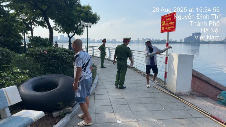 Phường Tây Hồ: Ra quân xử lý các đối tượng đánh bắt cá trộm trên Hồ Tây- Ảnh 2.