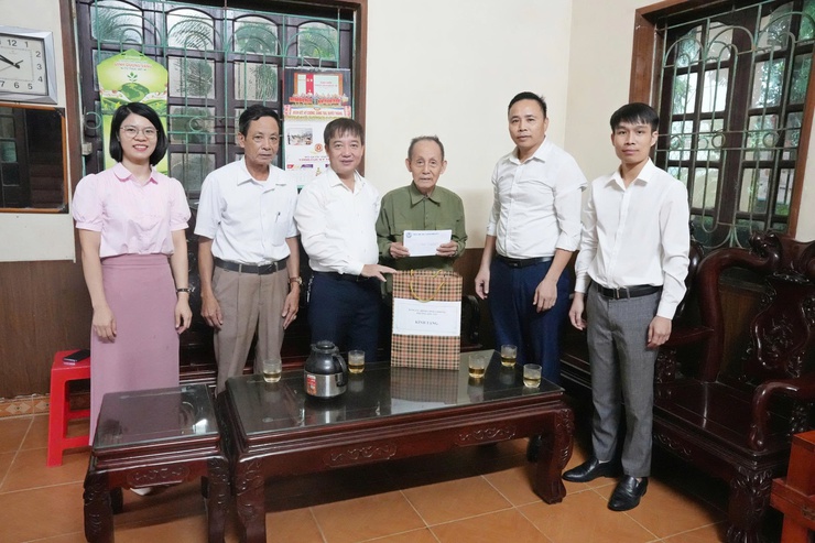PHƯỜNG SƠN TÂY TỔ CHỨC THĂM, TẶNG QUÀ CÁC GIA ĐÌNH CHÍNH SÁCH, NGƯỜI CÓ CÔNG NHÂN KỶ NIỆM 80 NĂM QUỐC KHÁNH 2/9- Ảnh 3.