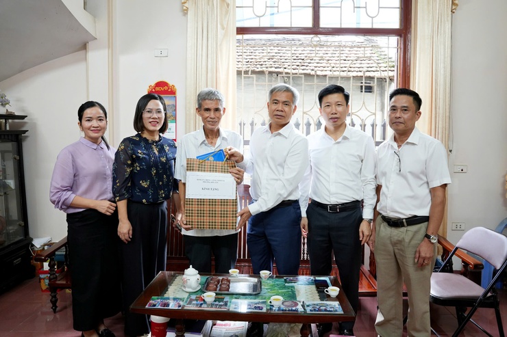 PHƯỜNG SƠN TÂY TỔ CHỨC THĂM, TẶNG QUÀ CÁC GIA ĐÌNH CHÍNH SÁCH, NGƯỜI CÓ CÔNG NHÂN KỶ NIỆM 80 NĂM QUỐC KHÁNH 2/9- Ảnh 2.