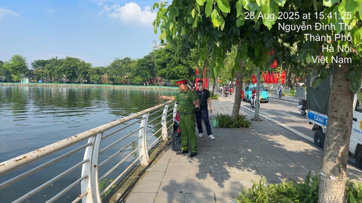 Phường Tây Hồ: Ra quân xử lý các đối tượng đánh bắt cá trộm trên Hồ Tây- Ảnh 1.