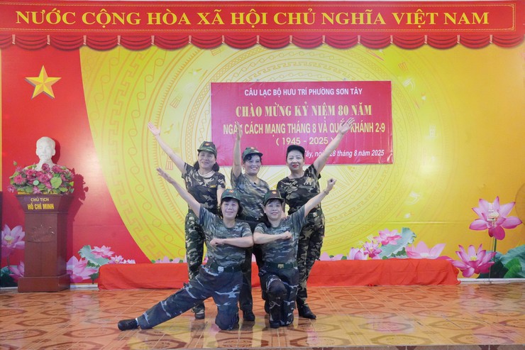 Câu lạc bộ Hưu trí Sơn Tây gặp mặt kỷ niệm cách mạng tháng Tám và Quốc khánh 2.9- Ảnh 1.