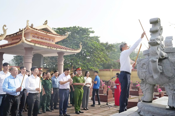 Phường Sơn Tây dâng hương viếng các anh hùng liệt sĩ- Ảnh 7.