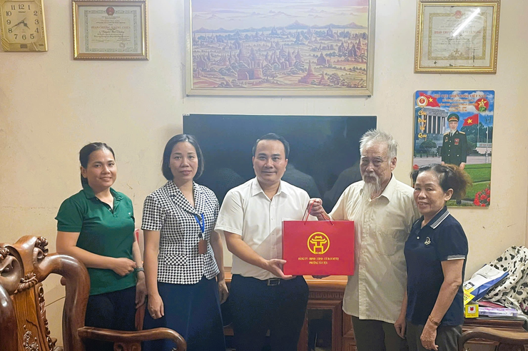 Lãnh đạo phường Tây Tựu thăm, tặng quà gia đình chính sách, người có công dịp Kỷ niệm 80 năm Quốc Khánh 02/9/1945 - 02/9/2025- Ảnh 2.