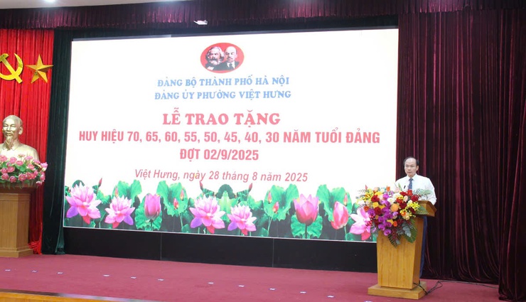 Lễ trao tặng Huy hiệu Đảng đợt 2/9, Đảng ủy phường Việt Hưng- Ảnh 2.