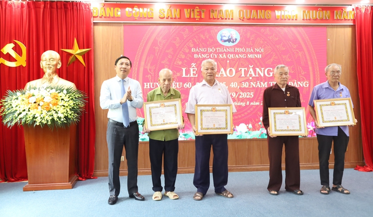 Đảng ủy xã Quang Minh trang trọng tổ chức Lễ trao Huy hiệu Đảng đợt 2/9/2025- Ảnh 2.