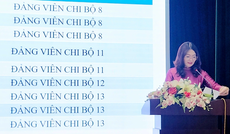 Đảng bộ phường Giảng Võ tổ chức trao Huy hiệu Đảng dịp 2/9- Ảnh 1.