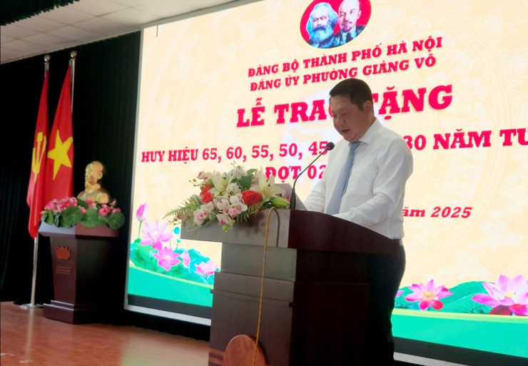Đảng bộ phường Giảng Võ tổ chức trao Huy hiệu Đảng dịp 2/9- Ảnh 2.