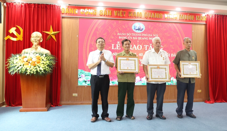 Đảng ủy xã Quang Minh trang trọng tổ chức Lễ trao Huy hiệu Đảng đợt 2/9/2025- Ảnh 4.