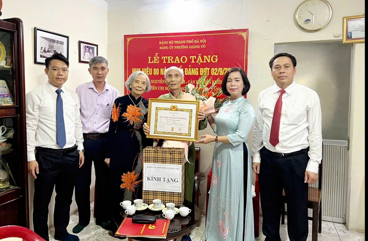 Đảng bộ phường Giảng Võ tổ chức trao Huy hiệu Đảng dịp 2/9- Ảnh 3.