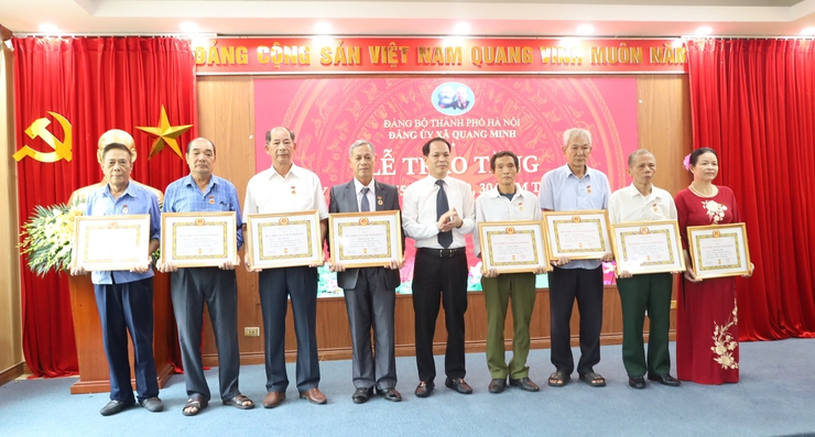 Đảng ủy xã Quang Minh trang trọng tổ chức Lễ trao Huy hiệu Đảng đợt 2/9/2025- Ảnh 5.