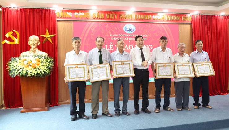 Đảng ủy xã Quang Minh trang trọng tổ chức Lễ trao Huy hiệu Đảng đợt 2/9/2025- Ảnh 6.