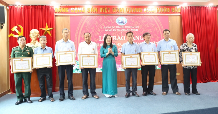 Đảng ủy xã Quang Minh trang trọng tổ chức Lễ trao Huy hiệu Đảng đợt 2/9/2025- Ảnh 7.