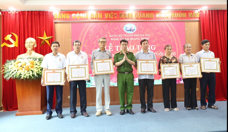 Đảng ủy xã Quang Minh trang trọng tổ chức Lễ trao Huy hiệu Đảng đợt 2/9/2025- Ảnh 8.