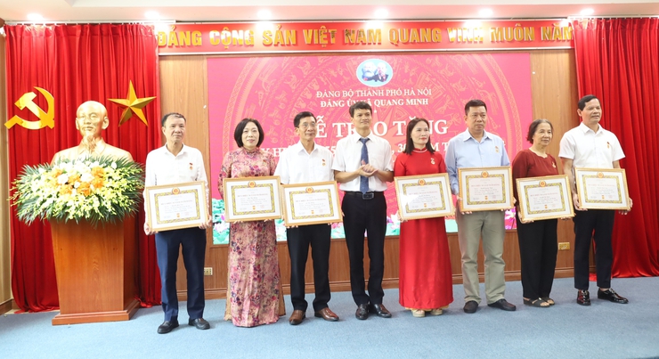 Đảng ủy xã Quang Minh trang trọng tổ chức Lễ trao Huy hiệu Đảng đợt 2/9/2025- Ảnh 9.