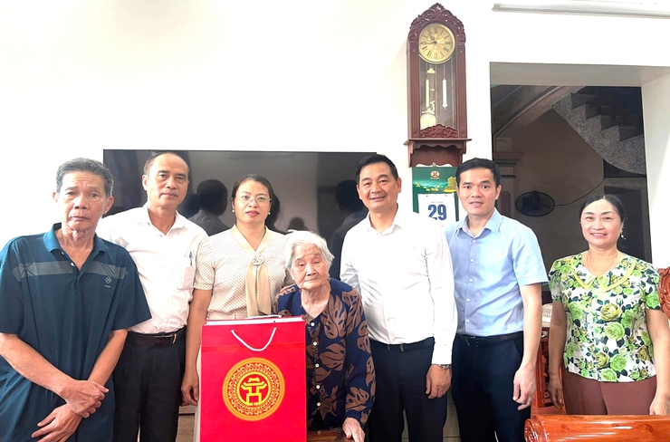 Lãnh đạo xã Quang Minh thăm, tặng quà người có công nhân kỷ niệm 80 năm Quốc khánh 2/9- Ảnh 3.