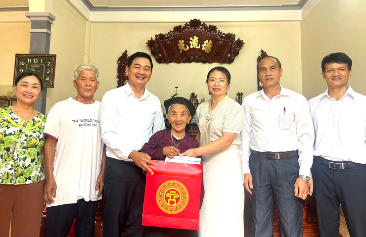 Lãnh đạo xã Quang Minh thăm, tặng quà người có công nhân kỷ niệm 80 năm Quốc khánh 2/9- Ảnh 4.