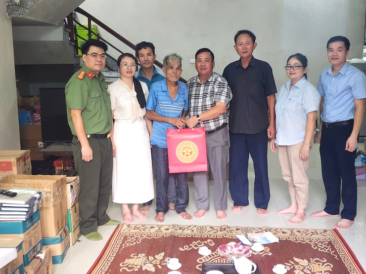 Lãnh đạo xã Quang Minh thăm, tặng quà người có công nhân kỷ niệm 80 năm Quốc khánh 2/9- Ảnh 6.