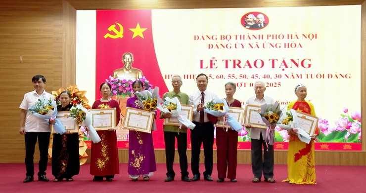 ĐẢNG UỶ XÃ ỨNG HOÀ TỔ CHỨC LỄ TRAO TẶNG HUY HIỆU ĐẢNG ĐỢT 2/9/2025.- Ảnh 1.