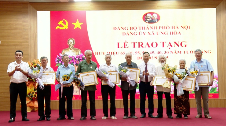 ĐẢNG UỶ XÃ ỨNG HOÀ TỔ CHỨC LỄ TRAO TẶNG HUY HIỆU ĐẢNG ĐỢT 2/9/2025.- Ảnh 2.