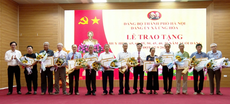 ĐẢNG UỶ XÃ ỨNG HOÀ TỔ CHỨC LỄ TRAO TẶNG HUY HIỆU ĐẢNG ĐỢT 2/9/2025.- Ảnh 7.
