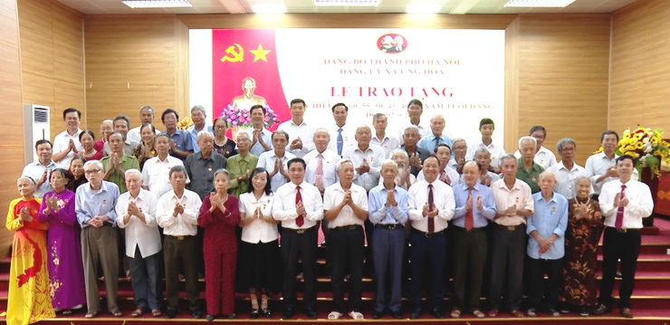 ĐẢNG UỶ XÃ ỨNG HOÀ TỔ CHỨC LỄ TRAO TẶNG HUY HIỆU ĐẢNG ĐỢT 2/9/2025.- Ảnh 11.