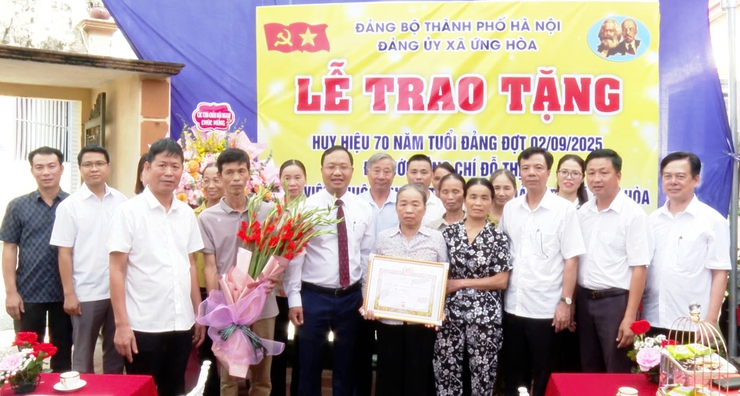 Đảng uỷ xã Ứng Hoà trao tặng Huy hiệu 70 năm tuổi Đảng tại nhà cho đồng chí Đỗ Thị Bùi, Chi bộ Thôn Thần.- Ảnh 3.