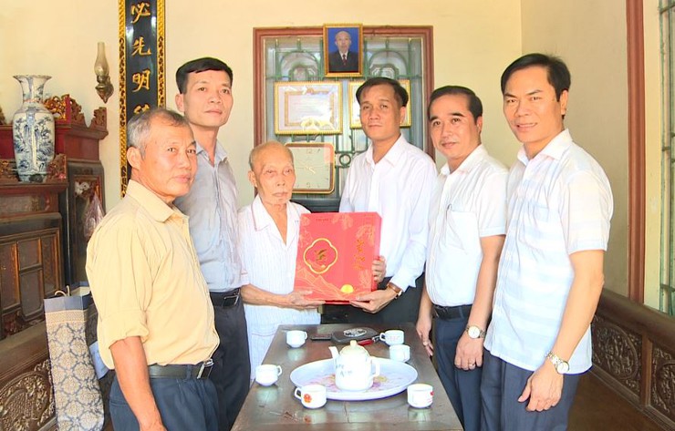 Lãnh đạo xã Phúc Lộc thăm, tặng quà người có công nhân Kỷ niệm 80 năm Quốc khánh 2/9- Ảnh 6.