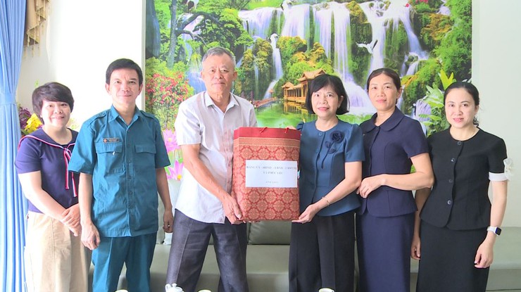 Lãnh đạo xã Phúc Lộc thăm, tặng quà người có công nhân Kỷ niệm 80 năm Quốc khánh 2/9- Ảnh 9.