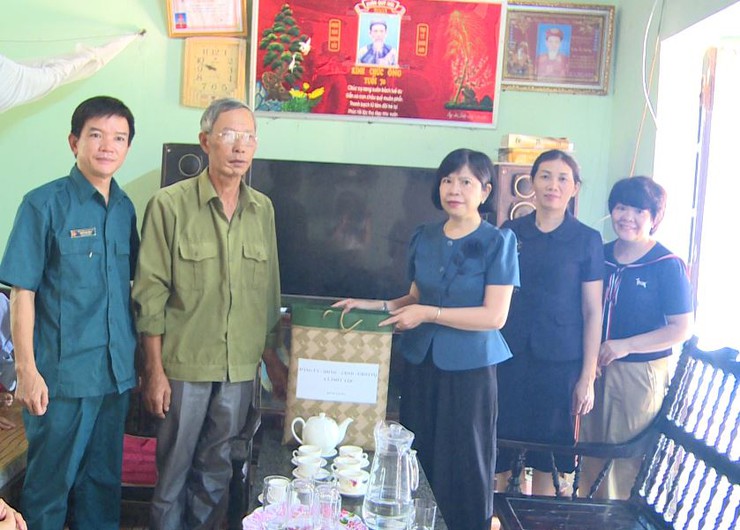 Lãnh đạo xã Phúc Lộc thăm, tặng quà người có công nhân Kỷ niệm 80 năm Quốc khánh 2/9- Ảnh 10.