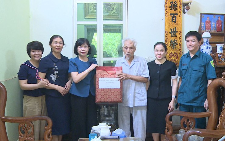 Lãnh đạo xã Phúc Lộc thăm, tặng quà người có công nhân Kỷ niệm 80 năm Quốc khánh 2/9- Ảnh 11.