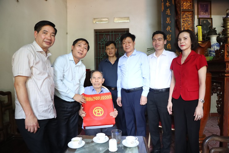 Lãnh đạo xã Quang Minh thăm, tặng quà người có công nhân kỷ niệm 80 năm Quốc khánh 2/9- Ảnh 1.