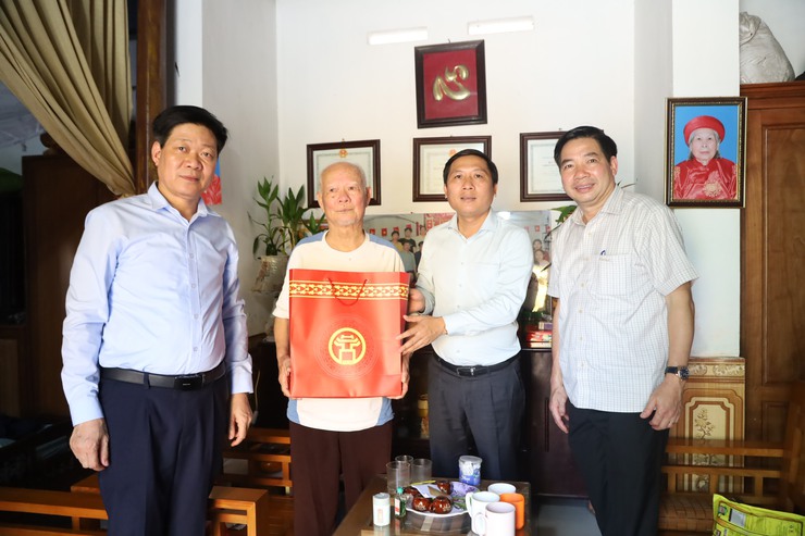 Lãnh đạo xã Quang Minh thăm, tặng quà người có công nhân kỷ niệm 80 năm Quốc khánh 2/9- Ảnh 2.