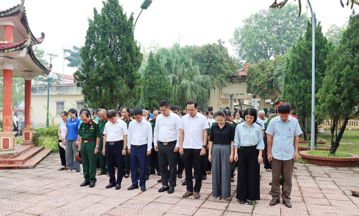 Phường Sơn Tây dâng hương viếng các anh hùng liệt sĩ- Ảnh 3.