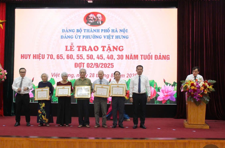 Lễ trao tặng Huy hiệu Đảng đợt 2/9, Đảng ủy phường Việt Hưng- Ảnh 3.