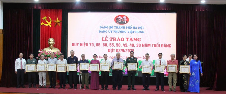 Lễ trao tặng Huy hiệu Đảng đợt 2/9, Đảng ủy phường Việt Hưng- Ảnh 4.