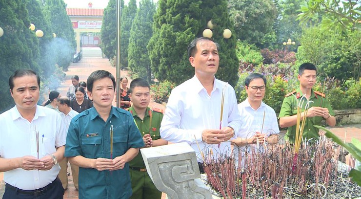 Lãnh đạo xã Phúc Lộc thăm, tặng quà người có công nhân Kỷ niệm 80 năm Quốc khánh 2/9- Ảnh 1.