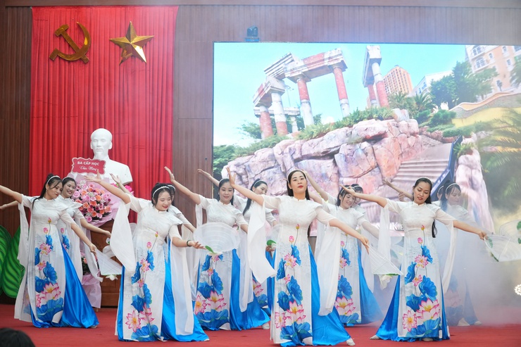 Lễ kỷ niệm 80 năm ngày truyền thống ngành Kinh tế, Văn hoá – xã hội, Văn phòng HĐND – UBND xã (28/8/1945 – 28/8/2025)- Ảnh 2.