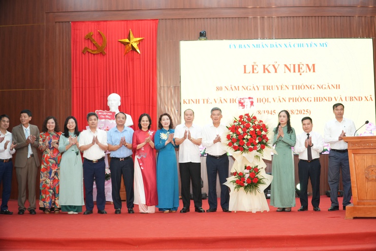 Lễ kỷ niệm 80 năm ngày truyền thống ngành Kinh tế, Văn hoá – xã hội, Văn phòng HĐND – UBND xã (28/8/1945 – 28/8/2025)- Ảnh 3.