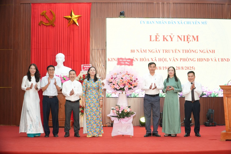 Lễ kỷ niệm 80 năm ngày truyền thống ngành Kinh tế, Văn hoá – xã hội, Văn phòng HĐND – UBND xã (28/8/1945 – 28/8/2025)- Ảnh 4.