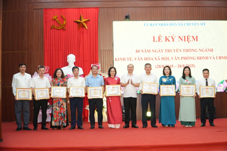 Lễ kỷ niệm 80 năm ngày truyền thống ngành Kinh tế, Văn hoá – xã hội, Văn phòng HĐND – UBND xã (28/8/1945 – 28/8/2025)- Ảnh 9.